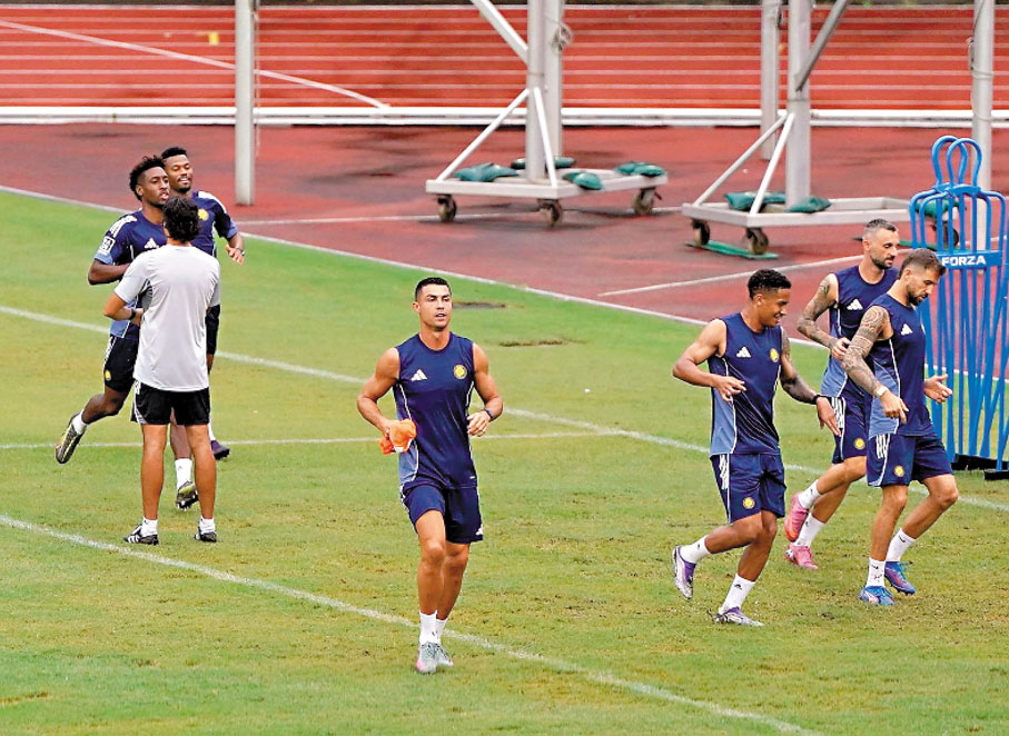 ●C朗（左）積極備戰今晚比賽。