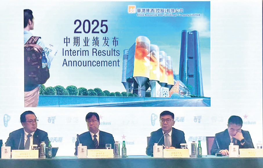 ●華潤啤酒趙春武(左三)指,內地實施公務禁酒令對啤酒行業影響不如想像中大。香港文匯報記者莊程敏 攝