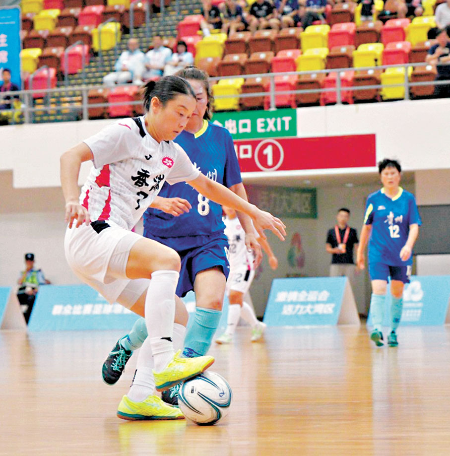 ●鄺穎茵（左）苦戰至兩邊腳腕腫到雞蛋般大仍咬緊牙關射球，最終奪得銀牌。