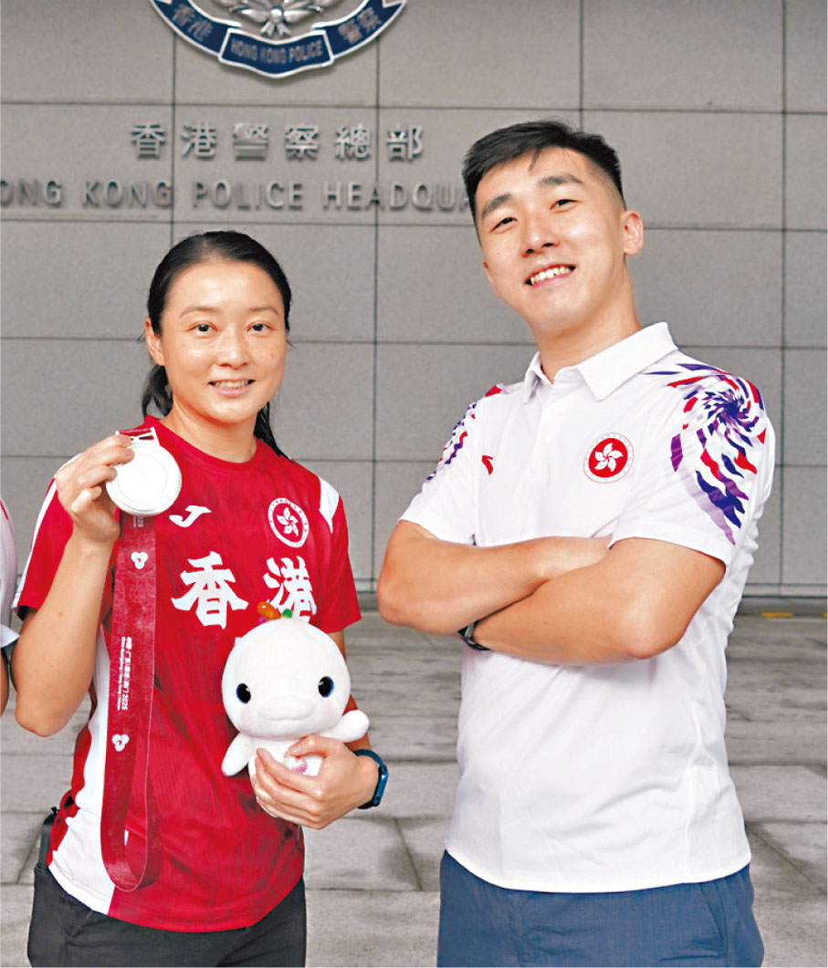 ●首次參加全運會群眾項目賽事的女警鄺穎茵（左）早前在五人制女子足球賽老將組中勇奪銀牌。加入警隊9年多的警員涂文龍（右）將代表香港參加氣排球混合賽。香港文匯報記者曾興偉 攝