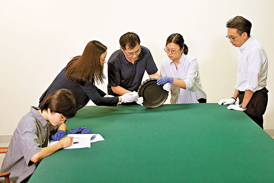 ●黃炎培為紀念「一二八」題字鐵盤點交現場。中國國家博物館供圖