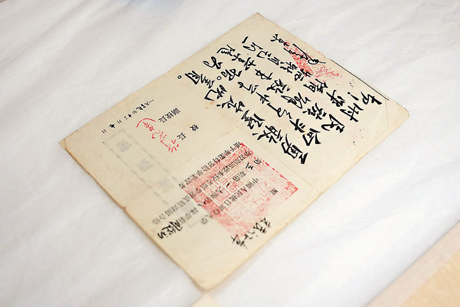 ●中國人民抗日軍事政治大學學員畢業證書點交。 中國國家博物館供圖