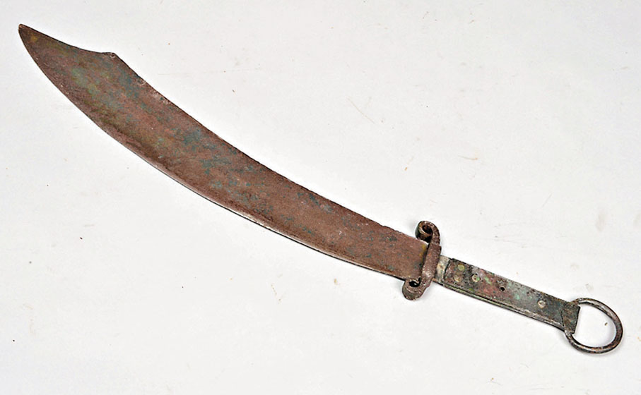 ●台兒莊戰役中國軍隊使用的大刀。  中國國家博物館供圖