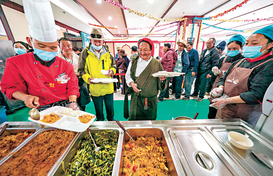 ●在西藏那曲市色尼區的老年人日間照料中心,老人在排隊打飯。 資料圖片