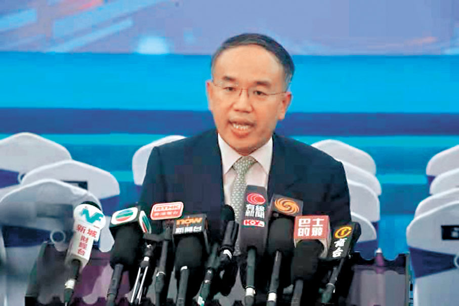 ●許正宇表示，由他主持的專責小組將於本周內開會，從採購樽裝制度優化方面着手研究，找出疏漏之處去積極應對。 香港文匯報記者郭木又  攝