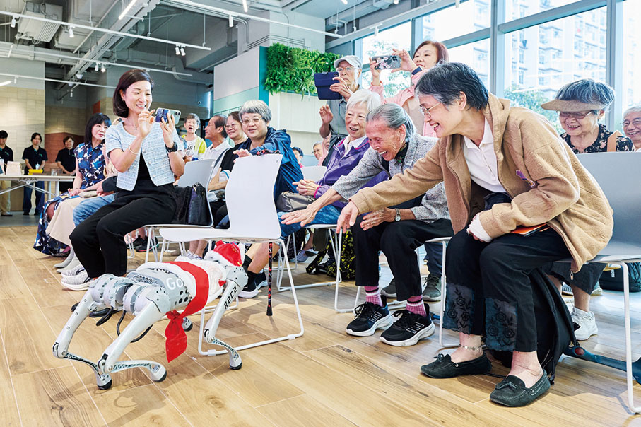 ●長者親身體驗多項樂齡與健康科技。