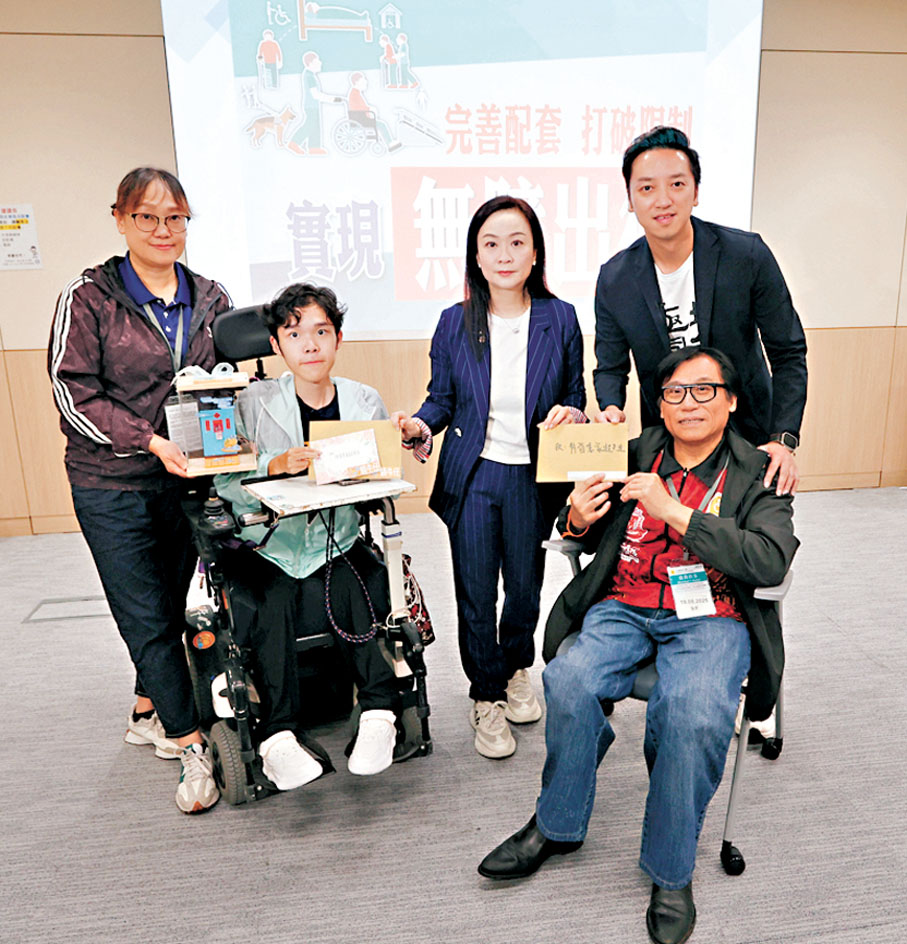 ●左起：梓鍵母親、梓鍵、陳凱欣、香港復康力量會長葉湛溪、盧俊賢。香港文匯報記者黃艾力  攝