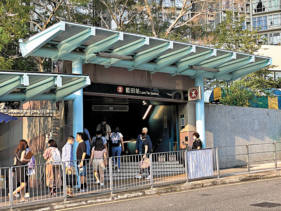 ●藍田港鐵站D1出口被指未有無障礙設施，令行動不便者難以使用。 網上圖片