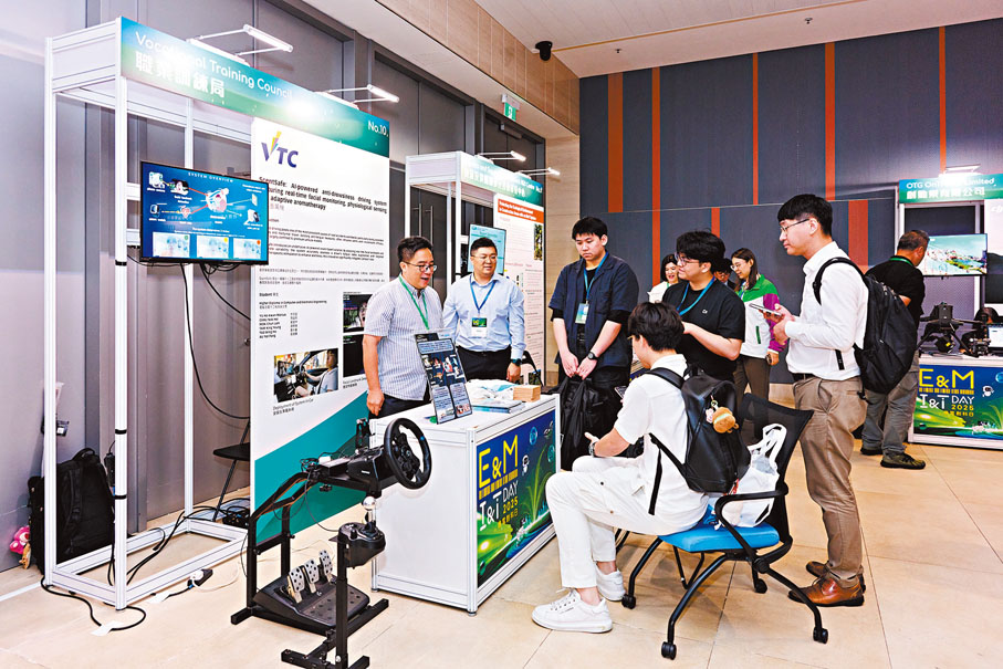 ●余浩堃和導師及同學在研習。 受訪者提供