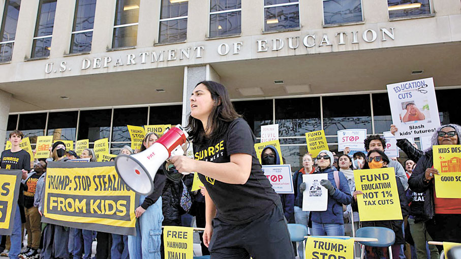 ●特朗普廢除教育部，引發教育研究人員及民眾集會抗議。 資料圖片