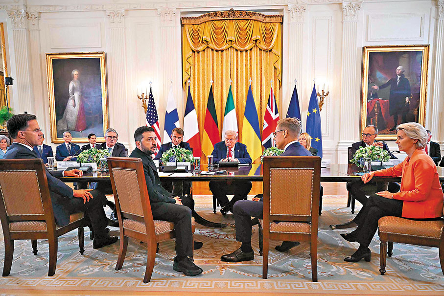 ●特朗普（後排右三）與澤連斯基（前排右三）與多名歐洲領導人舉行多方會晤。 法新社
