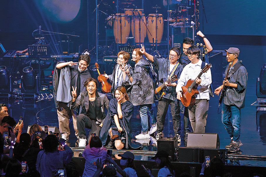 ●鄭伊健與眾主創合影留念。主辦方供圖