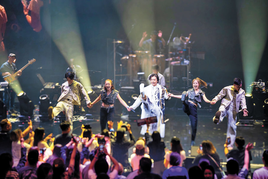 ●鄭伊健落力跳唱。   主辦方供圖