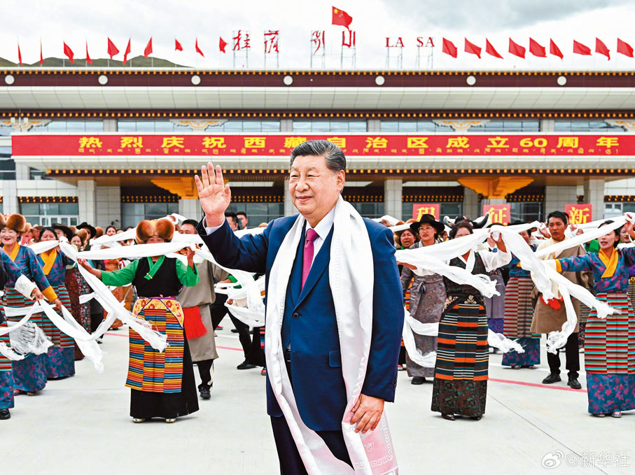 ●習近平在機場受到西藏各族群眾的熱烈歡迎。新華社