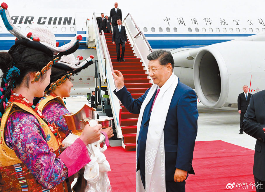 ●習近平率中央代表團20日中午乘專機抵達拉薩，出席西藏自治區成立60周年慶祝活動。 新華社