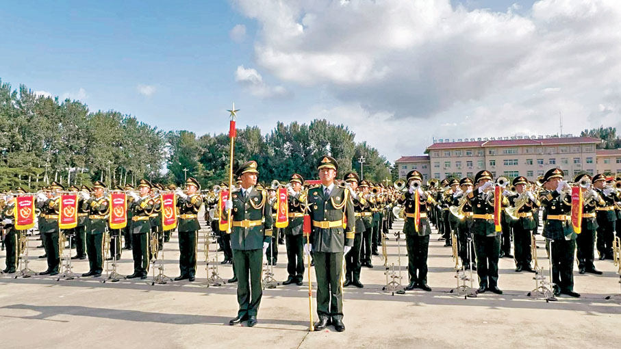 ●中國人民解放軍聯合軍樂團演奏訓練。