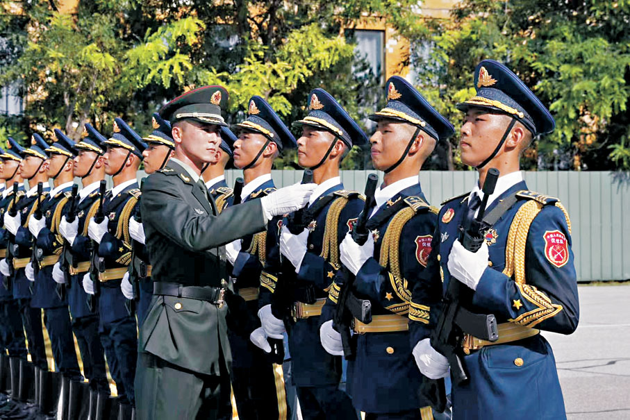 ●教官認真比對官兵的帽線、槍線、腿線是否整齊劃一。