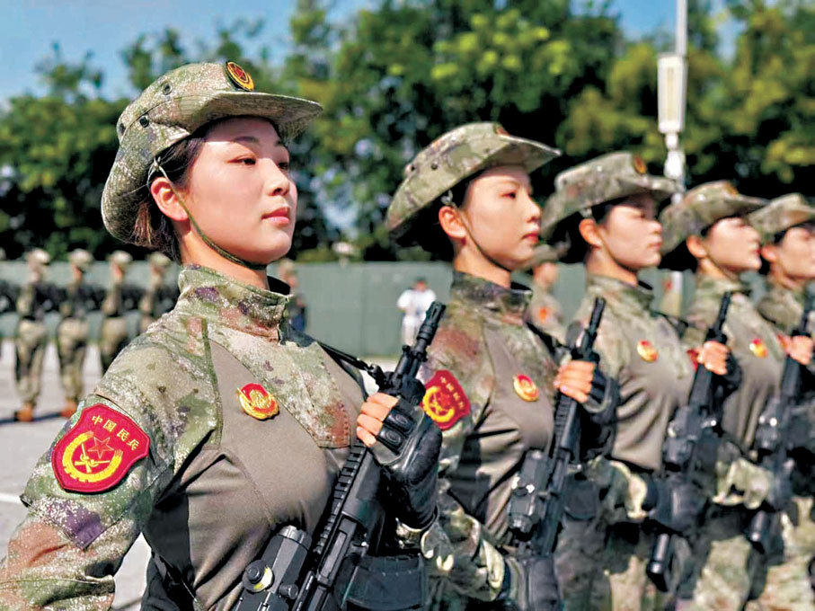 ●巾幗不讓鬚眉，女兵英姿颯爽。