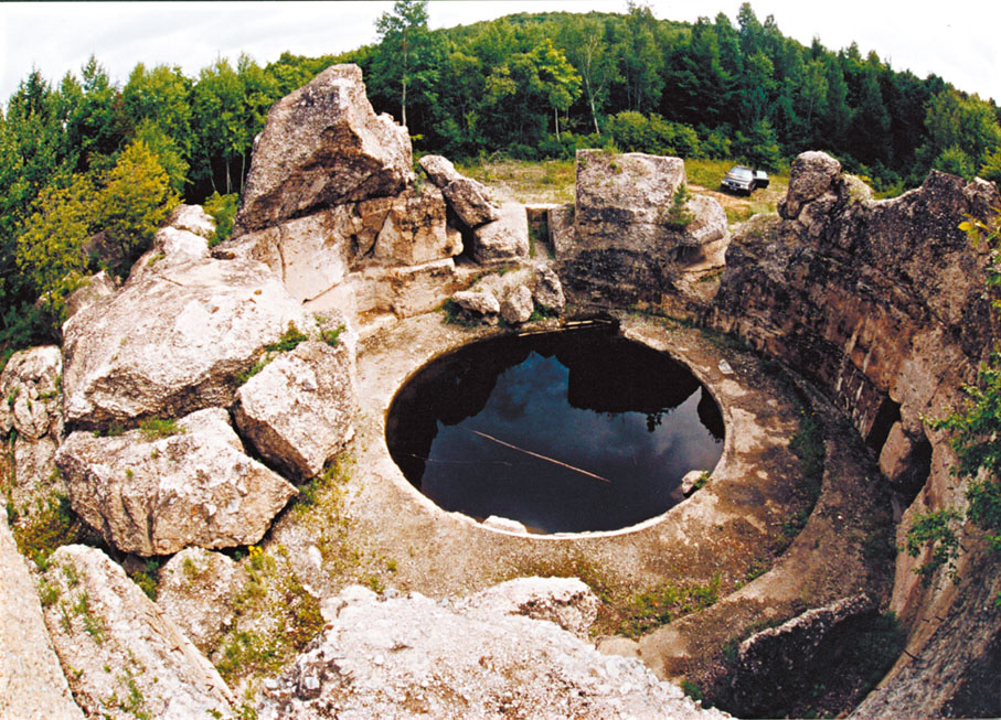 ●虎頭山要塞巨炮陣地遺址。圖中水潭為巨炮的基坑。 香港文匯報記者于海江 攝