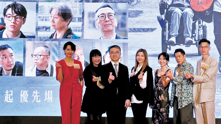 ●除了電影主創外,教育局副局長施俊輝(左三)前晚亦有出席慈善首映禮。 香港文匯報記者裴亦菲 攝