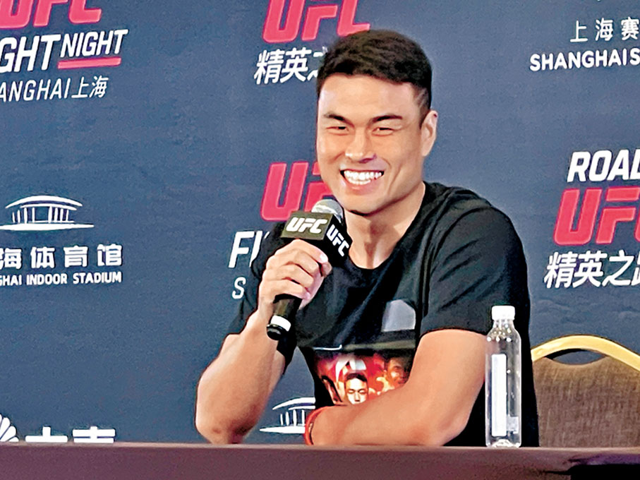 ●張名揚賽前接受海內外媒體採訪。香港文匯報記者夏微 攝