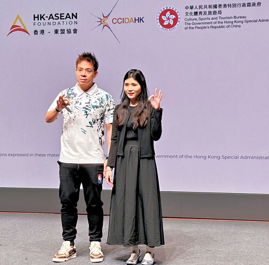 ●馬來西亞殘奧羽毛球金牌得主謝儮好(左)與監製Guinevere Loh共同接受媒體訪問。