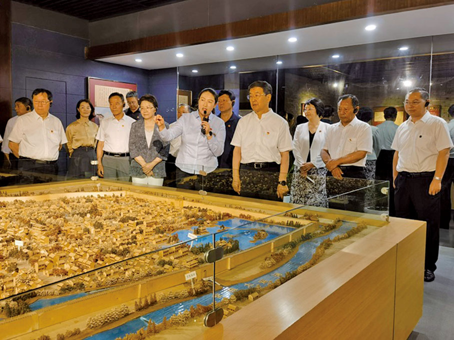 ●調研組在中國漕運博物館調研大運河沿線各民族交往交流交融情況。 （人民政協報）