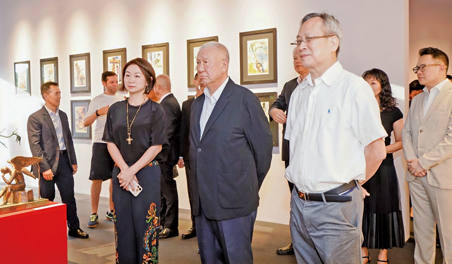 ●今年7月臻林主辦國際性展覽，邀請全國政協副主席何厚鏵（前排中）、廣東省政協副主席張嘉極（前排右）等領導出席活動。