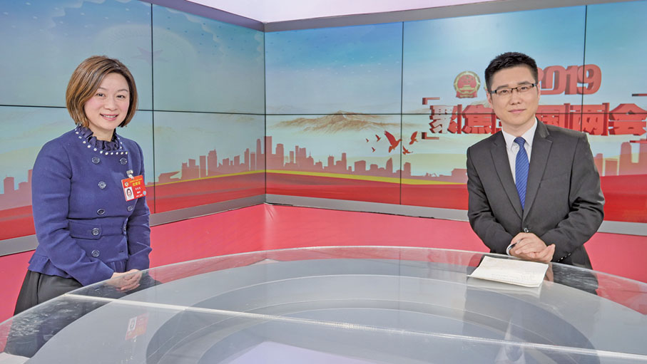 ●2019年3月，李佳鳴向大衆分享全國兩會精神。