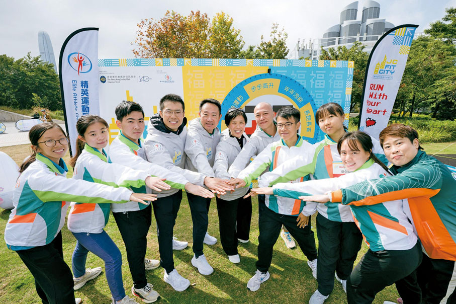 ●2025年1月25日，王家揚（左四）帶領Customs YES會員參與慈善長跑接力賽。