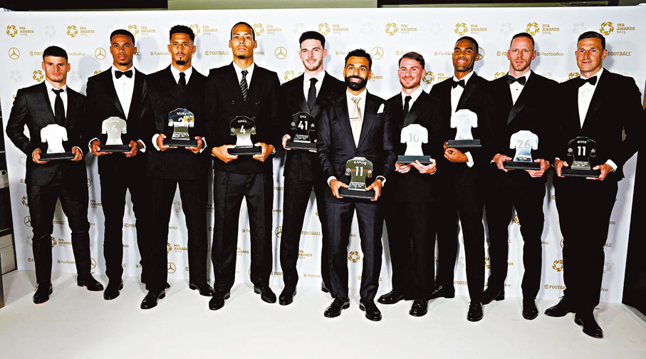 ●一眾入選年度最佳陣容球員合照。 法新社