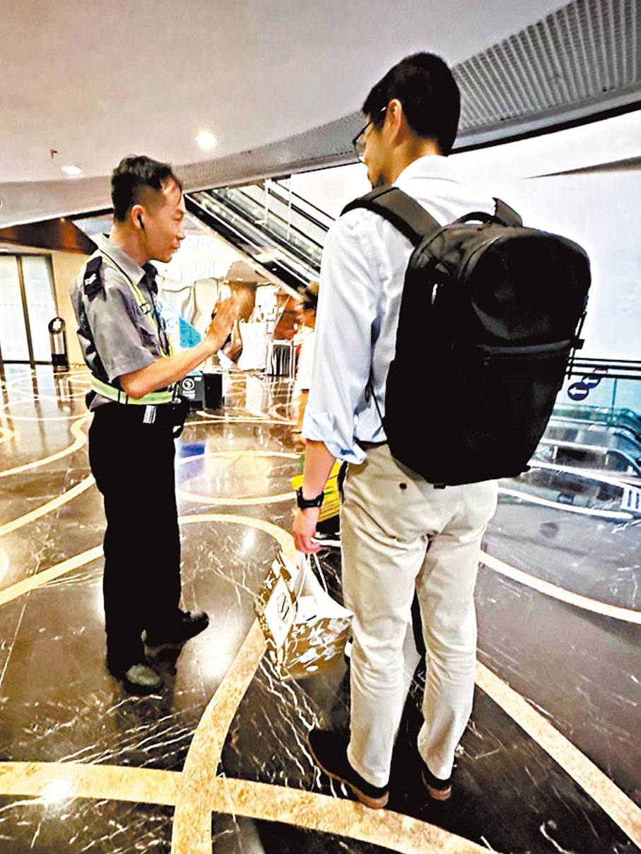 ●領都屋苑保安員與住客溝通。香港文匯報記者文禮願 攝