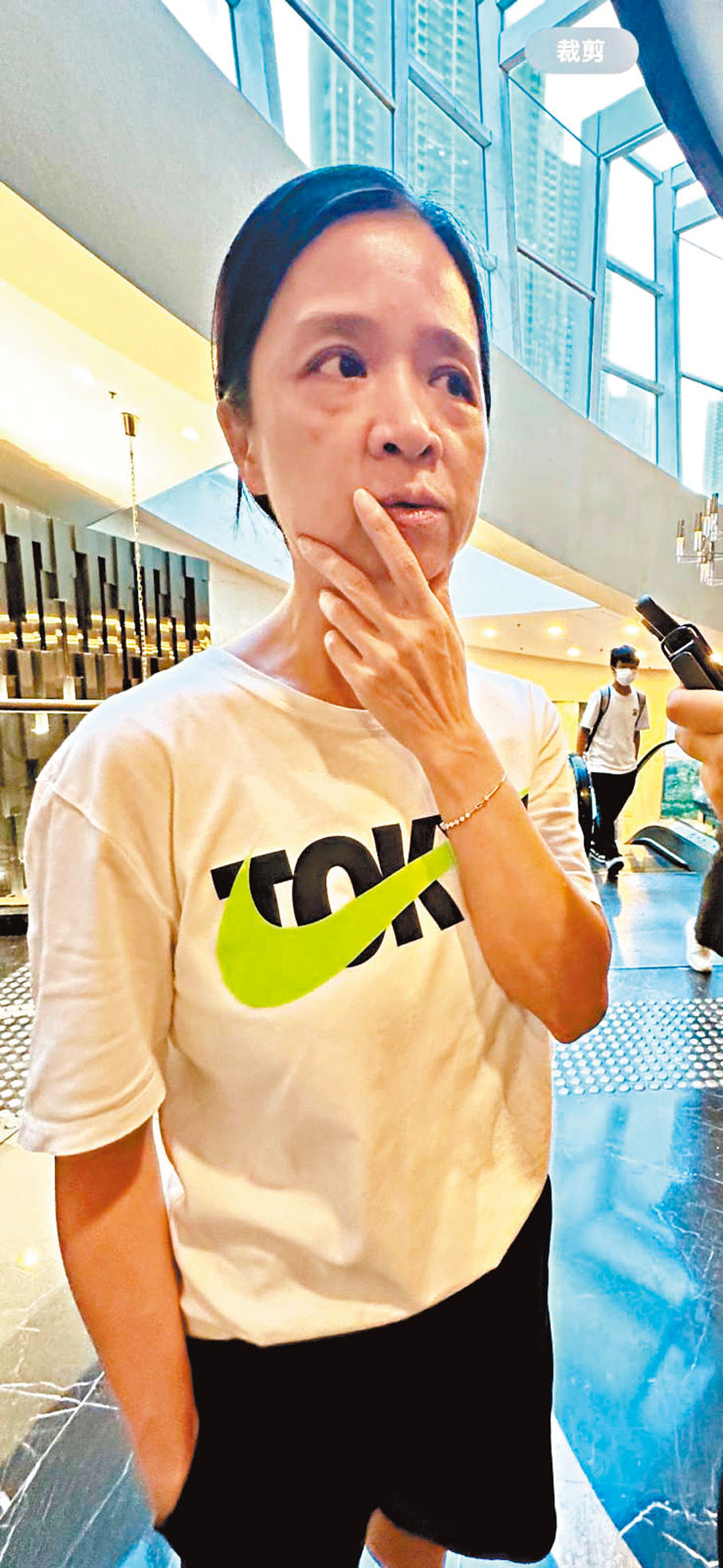 周太太：不支持屋苑引入機械人保安員計劃，保安工作由人手負責較安全，機械人取代約四成保安員比例過高，夜間應保留更多人手，因機械人未必能分辨突發情況。現時每月約2,100元管理費已屬偏低水平，不理解為何仍要透過減少人手慳錢。