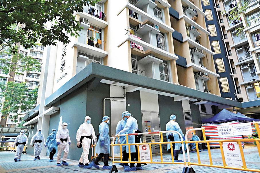 ●圖為新冠疫情期間, 醫護等工作人員到染疫大廈圍封檢測。 資料圖片