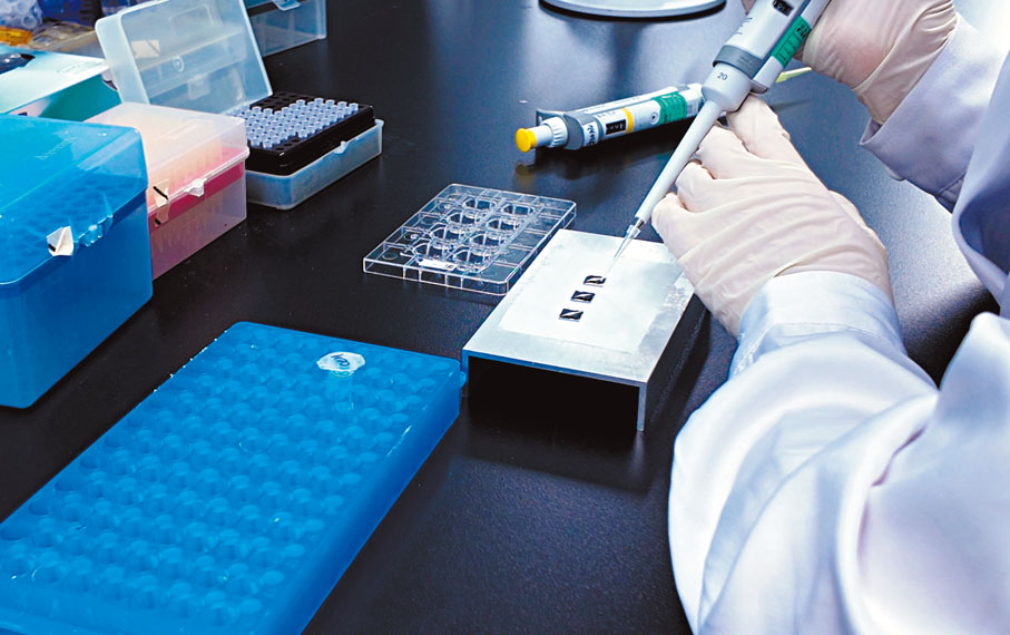 ●科研人員利用Stereo-cell技術進行實驗。香港文匯報深圳傳真