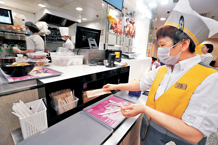 ●大家樂集團表示,過去一年,客人逐漸適應並轉用可重用餐具,現時僅約一至兩成外賣客人會加購即棄餐具。 香港文匯報記者曾興偉 攝