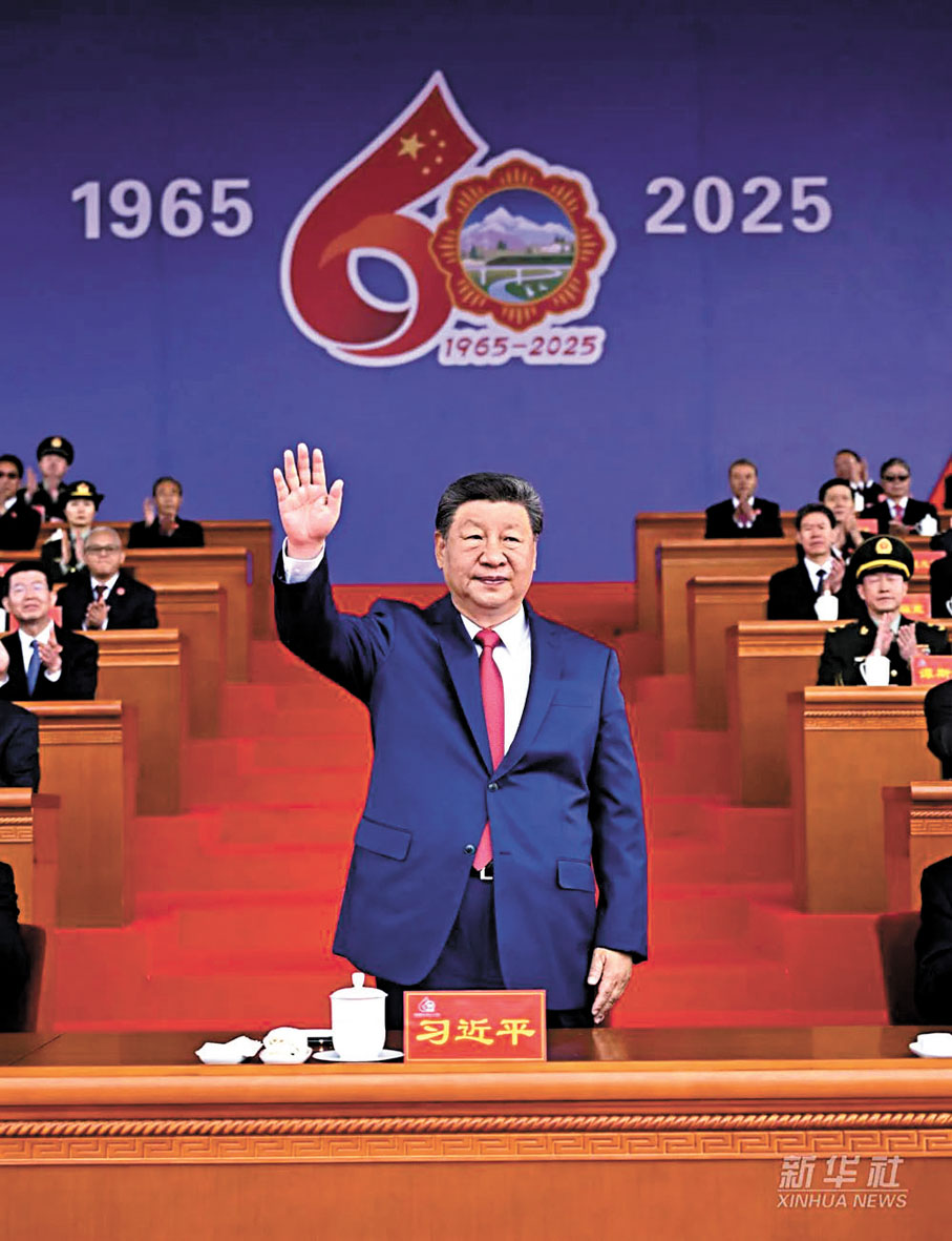●21日上午,習近平總書記在拉薩市布達拉宮廣場出席西藏自治區成立60周年慶祝大會,同西藏各族各界幹部群眾約2萬人共同歡聚,熱烈慶祝西藏自治區成立60周年。 新華社