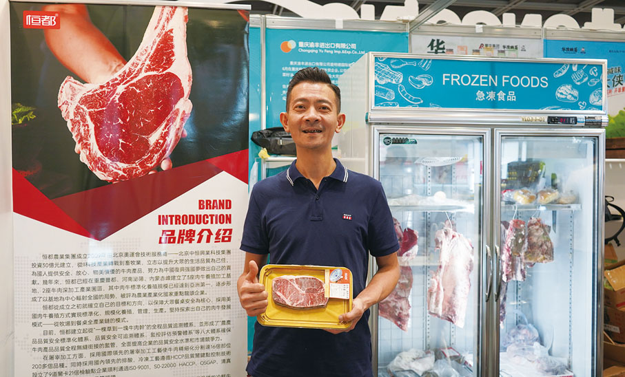 ●黃偉珣向香港市民推介恒都牛肉。