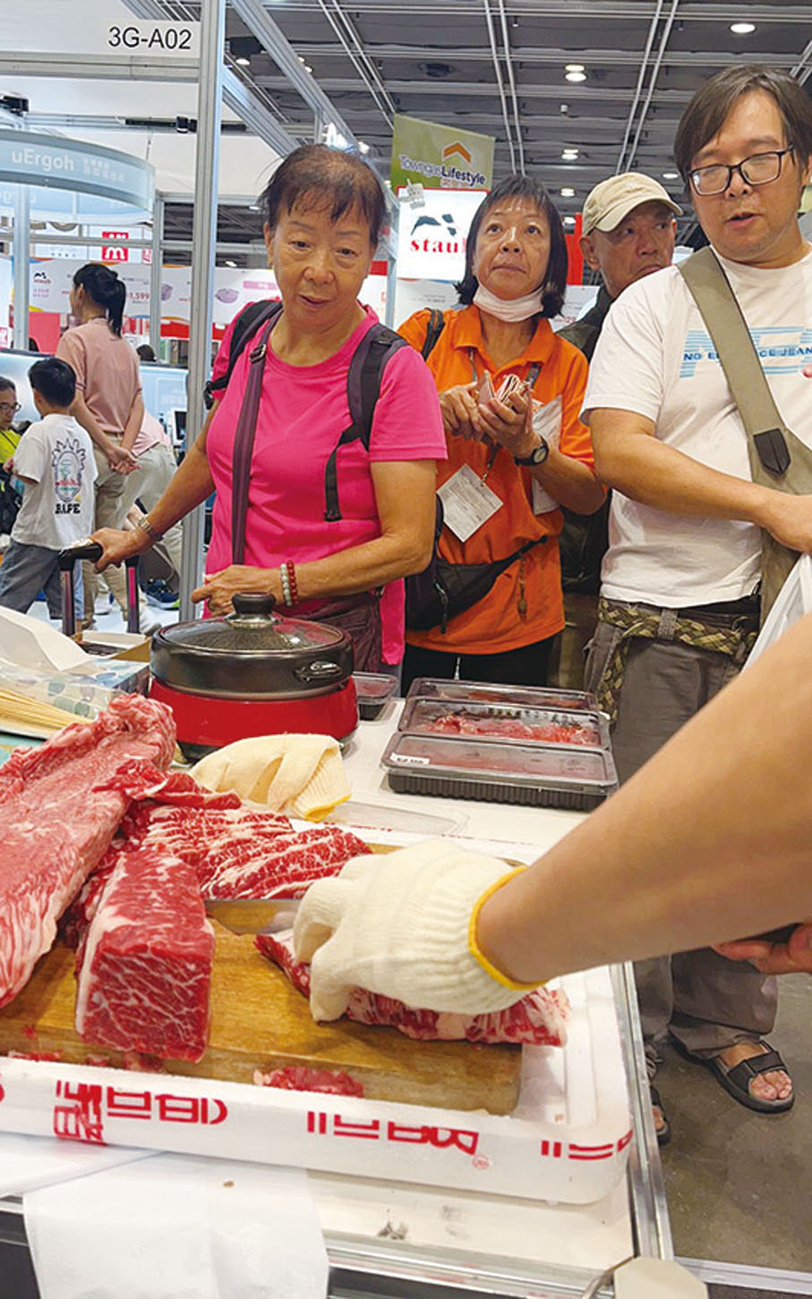 ●恒都牛肉參加第35屆美食博覽，香港市民紛紛前來選購。