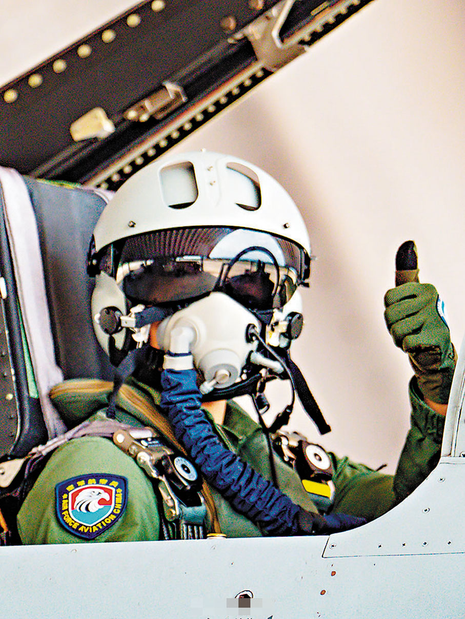 ●人民空軍職能從傳統防空向全域作戰拓展。圖為飛行員登上戰機，前往陌生機場完成轉場訓練。