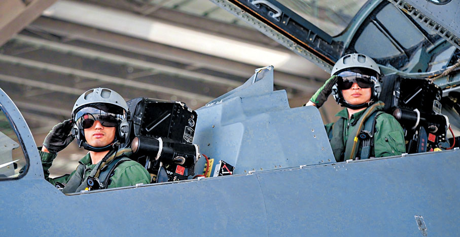 ●東部戰區空軍航空兵某旅去年8月組織開展實戰化飛行訓練。圖為飛行員起飛前行敬禮。