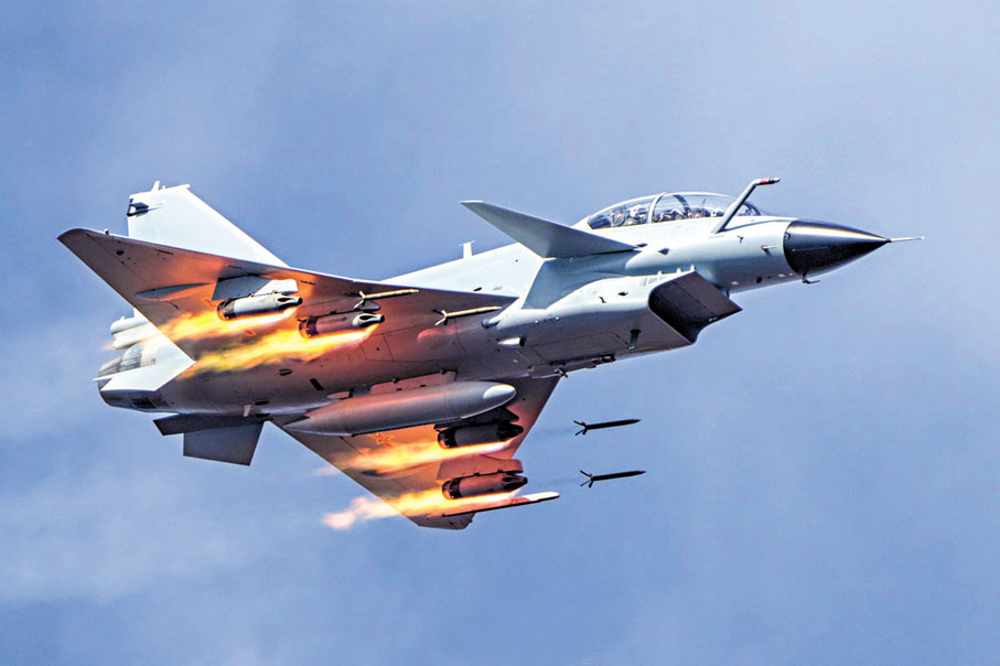 ●人民空軍實戰化訓練覆蓋高原、遠洋、電磁對抗等複雜環境。圖為南部戰區空軍航空兵某旅開展實彈地靶訓練。