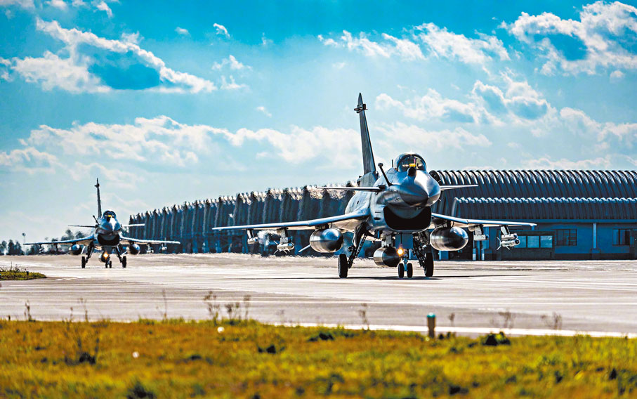 ●南部戰區空軍航空兵某旅組織跨晝夜飛行訓練。