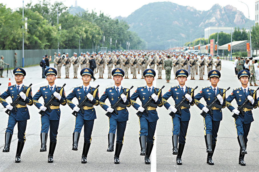 ●紀念中國人民抗日戰爭暨世界反法西斯戰爭勝利80周年大會舉辦在即。日前，在位於北京的閱兵集訓點，閱兵訓練有序推進。 中新社