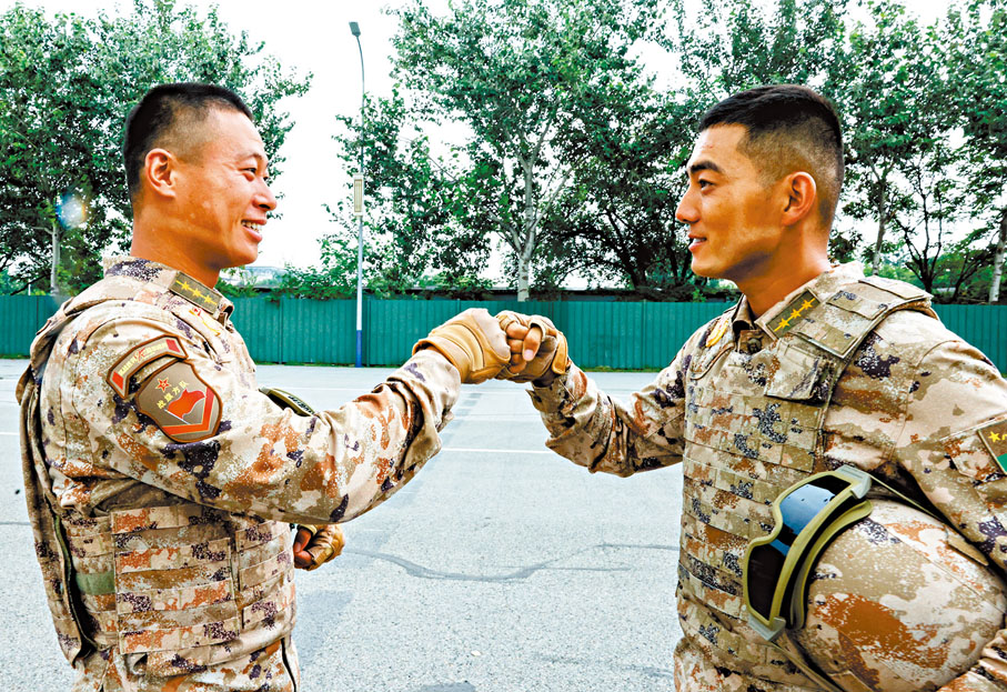 ●參閱隊員相互鼓勁。 新華社