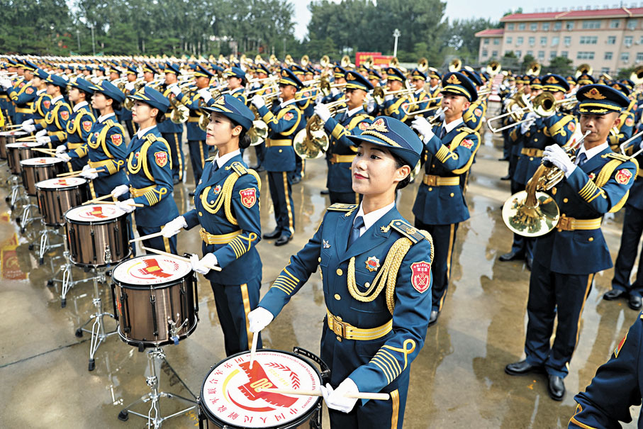 ●中國人民解放軍聯合軍樂團在進行訓練。中新社