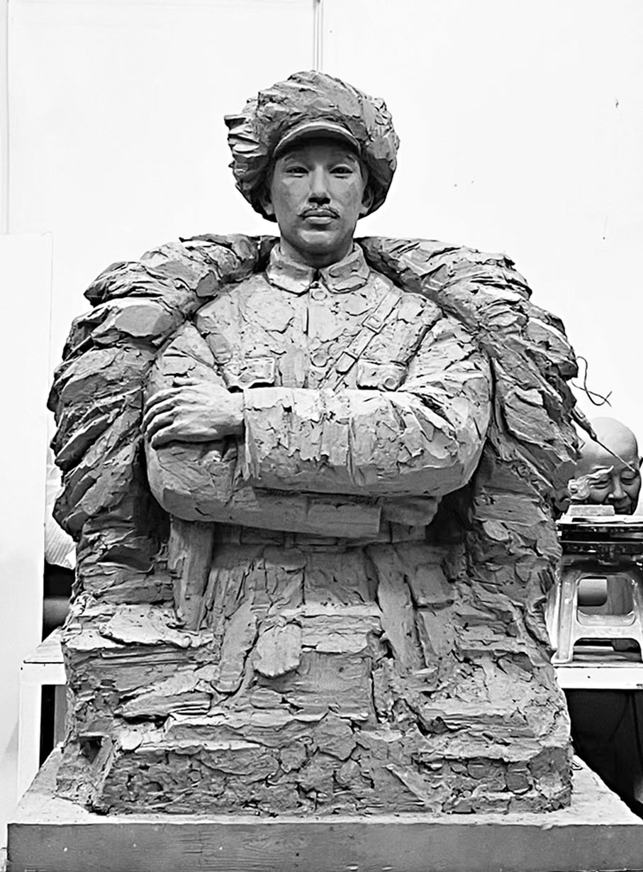 ●青年雕塑家李平以趙尚志為原型創作的雕塑《民族之山》。香港文匯報記者于海江 攝