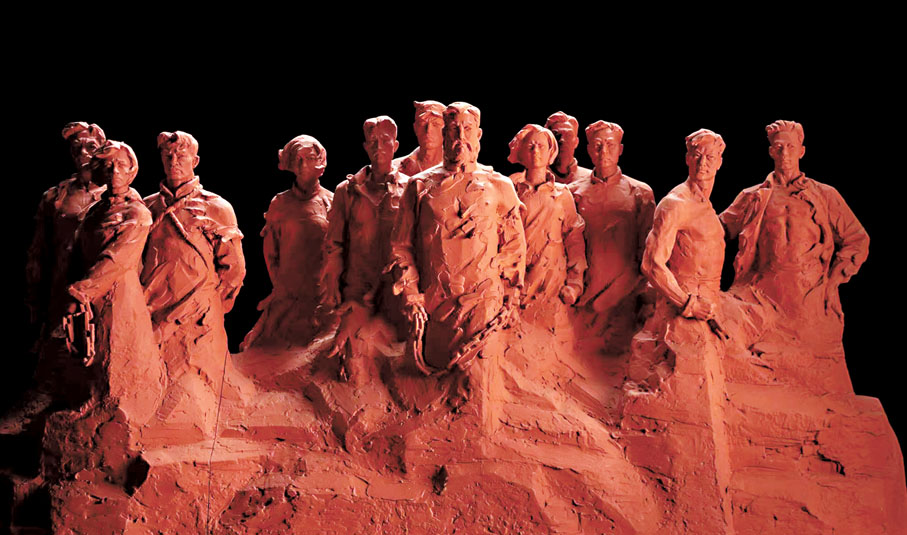 ●李平的群雕作品《民族魂十二烈士》被中國共產黨歷史展覽館收藏展覽。受訪者供圖