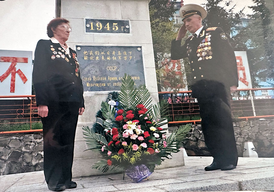 ●莉迪亞·伊萬諾夫娜·涅戈達來黑龍江牡丹江紀念當年的戰友。香港文匯報記者于海江翻拍