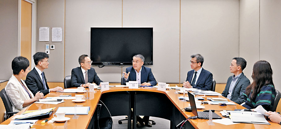 ●許正宇（左四）昨日主持檢討政府採購機制專責小組首次會議，聯同物流署署長陳嘉信（左三）、公務員事務局、商經局、發展局和律政司等代表共同審視現有的政府採購機制。